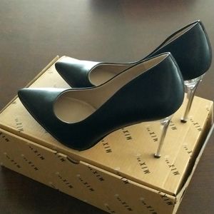 Mix No. 6 black Danyah model, size 8.5M NWT